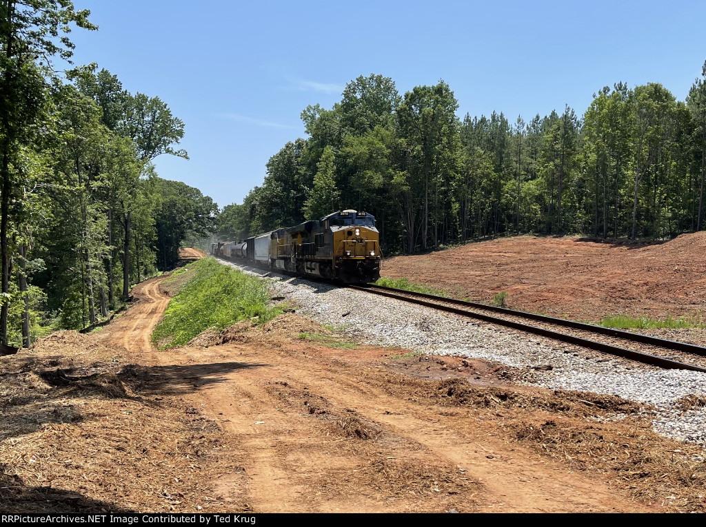 CSX 3078 leads a UP locomotive